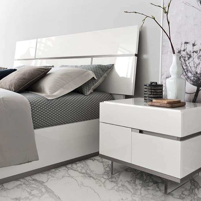 Bella Vita bed and nightstand by Alf Italia